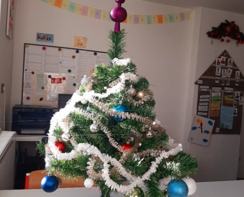 děti postavily a ozdobily vánoční stromek, upekly perníčky