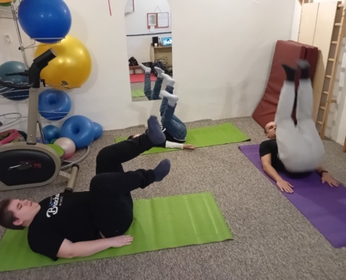 žáci v tělocviku cvičili jógu
