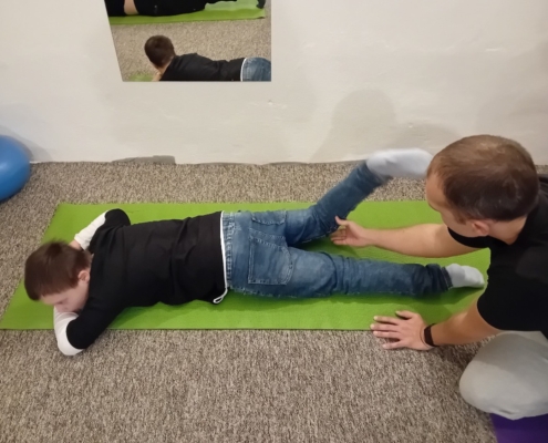 žáci v tělocviku cvičili jógu