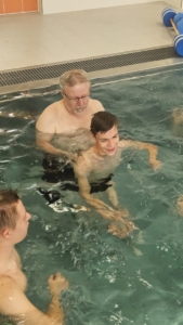 Tentokrát jsme v bazénu cvičili pod odborným vedením Lenky