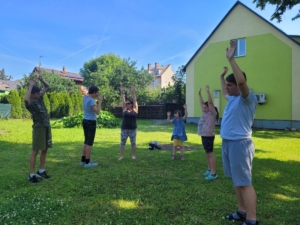 vyrazili cvičit na školní zahradu