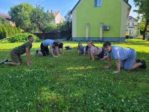 vyrazili cvičit na školní zahradu