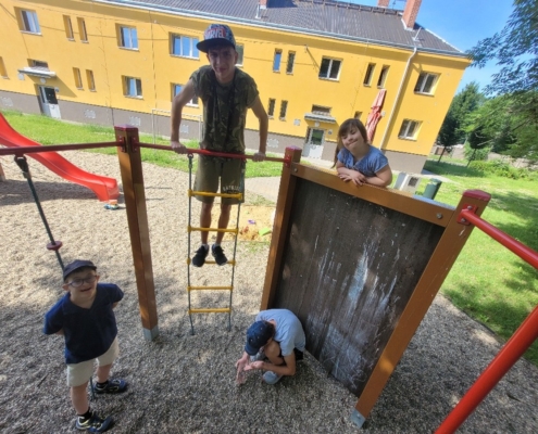 vyrazili cvičit na školní zahradu