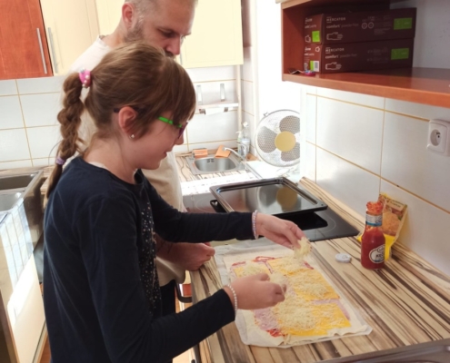 Pizza šneky s kečupem, chedarem, goudou a šunkou