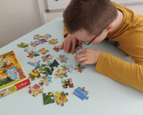 Puzzle, zábavné chvilky s kamarády, soutěž v kostkách, pobyt v malé tělocvičně a hraní si s Lego vláčkem