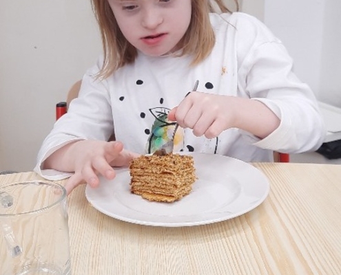 ve třídě H oslavili krásné kulaté narozeniny našeho spolužáka Adama