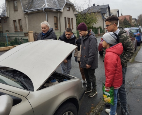 Návštěva obchodu a názorná ukázka péče o automobil