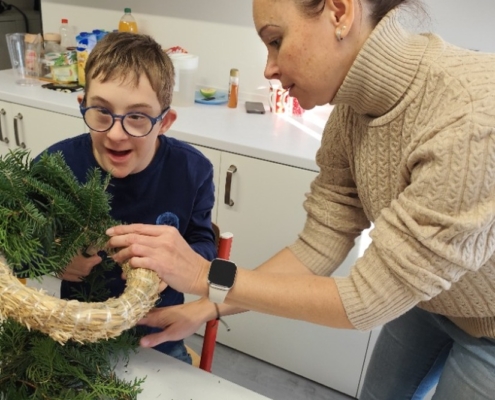 společně s námi postupně vyrobili adventní věnce