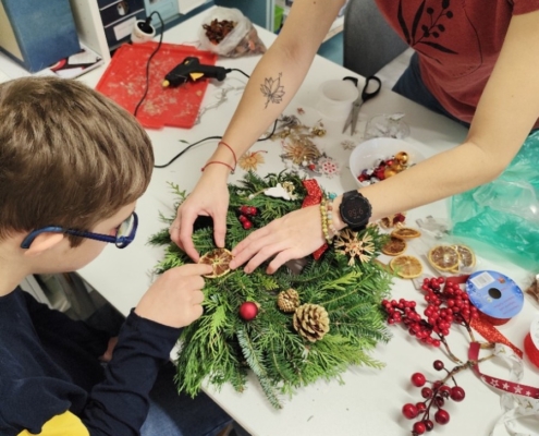 společně s námi postupně vyrobili adventní věnce