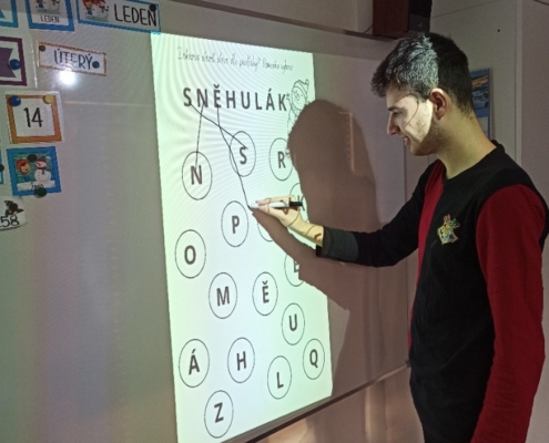 Návštěva divadla loutek, psaní, matematika. Interaktivní tabule