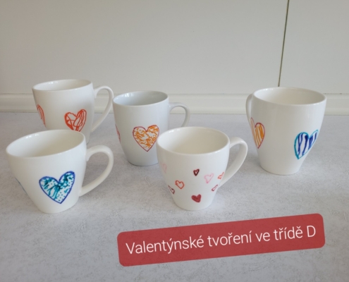 zdobili srdíčkové valentýnské hrnečky speciálními fixy na porcelán