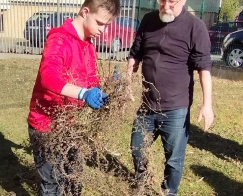 obnova školních záhonů před budovou Železárenské