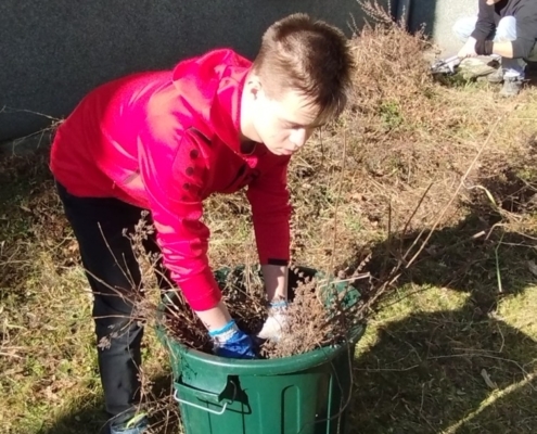 obnova školních záhonů před budovou Železárenské